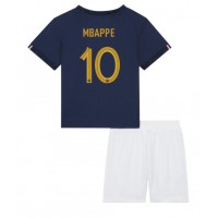 Camiseta Francia Kylian Mbappe #10 Primera Equipación para niños Mundial 2022 manga corta (+ pantalones cortos)